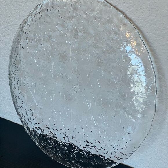 Set of Two Glass Charger Plates/Serving Plates - Snowflake Pattern - Picture 2 of 5